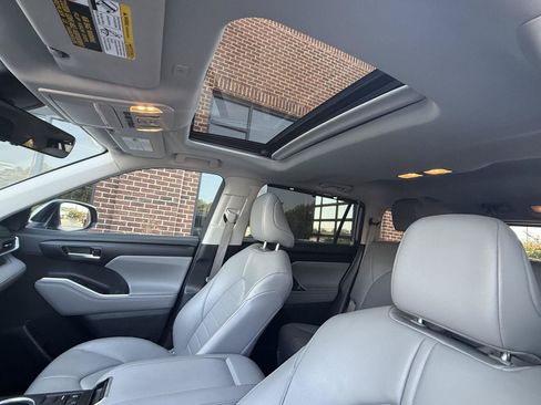 Used 2023 Toyota Highlander XLE FWD image 14