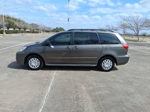 Used 2004 Toyota Sienna CE image 3