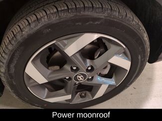 Used 2025 Hyundai Venue SEL video 2