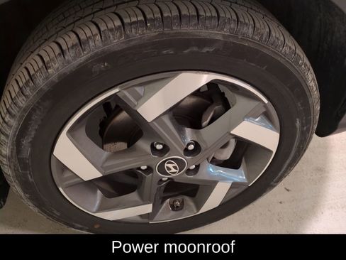 Used 2025 Hyundai Venue SEL image 2