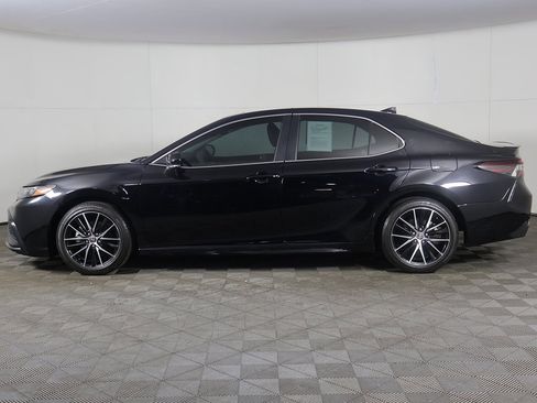 Used 2024 Toyota Camry SE image 16