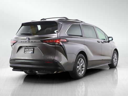 Used 2022 Toyota Sienna XLE FWD image 5