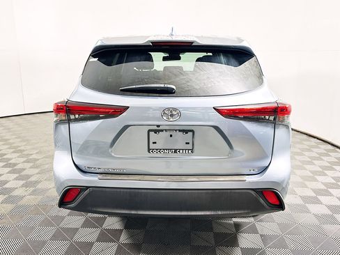 Used 2020 Toyota Highlander LE FWD image 4