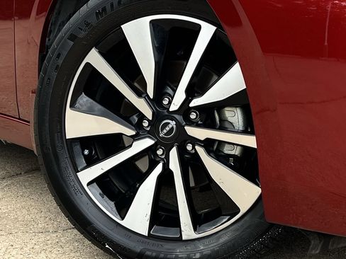 Used 2024 Nissan Sentra SV w/ SV Premium Package FWD image 29