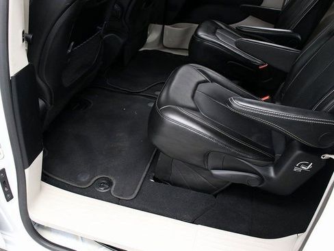 Used 2024 Chrysler Pacifica Touring-L FWD image 27