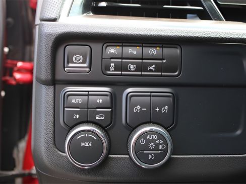 Used 2025 Chevrolet Suburban Premier image 20