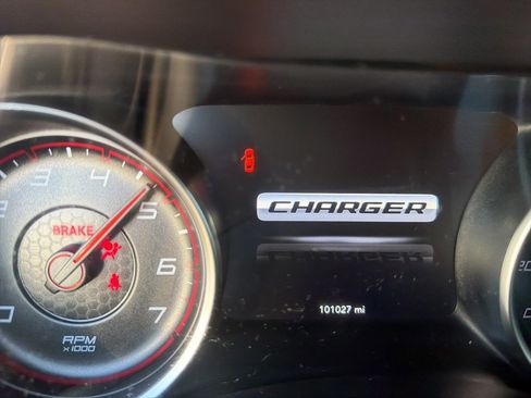 Used 2019 Dodge Charger SXT image 13