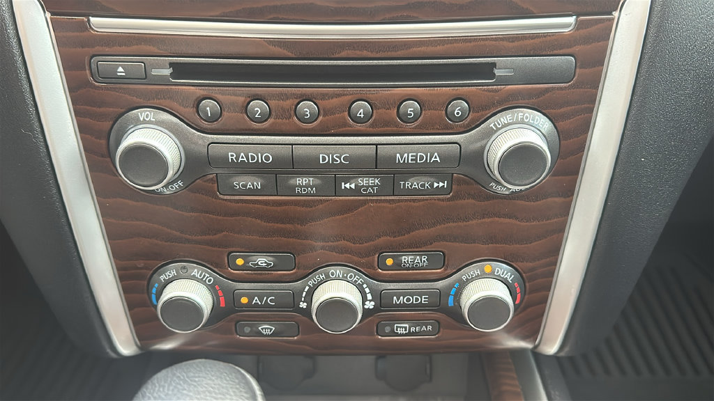 Used 2017 Nissan Pathfinder Platinum w/ Family Entertainment Package FWD image 28
