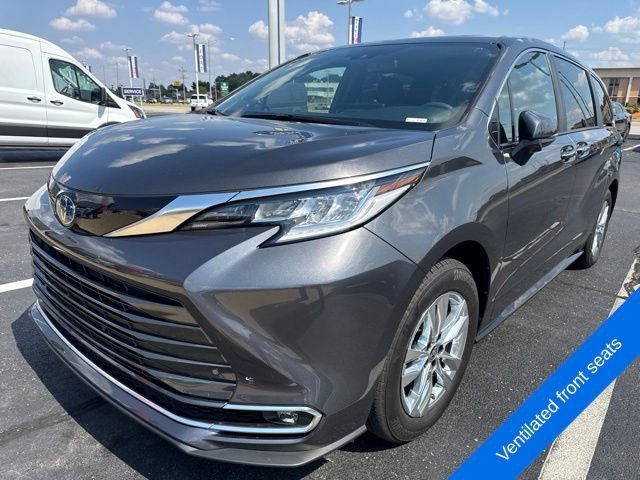 Used 2025 Toyota Sienna Limited AWD/4WD image 20