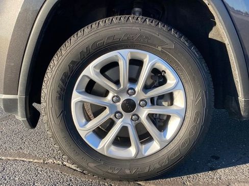 Used 2021 Jeep Grand Cherokee Laredo w/ Security & Convenience Group image 22