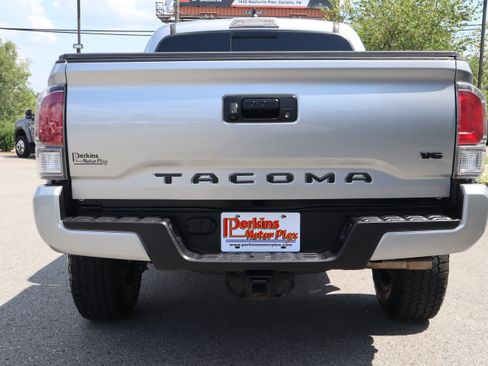 Used 2022 Toyota Tacoma TRD Sport AWD/4WD image 9