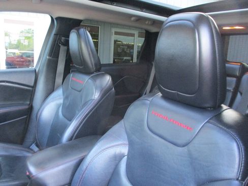 Used 2014 Jeep Cherokee Trailhawk w/ Technology Group AWD/4WD image 17