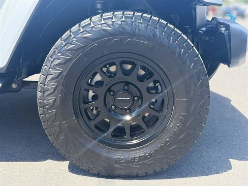 Used 2022 Jeep Wrangler Unlimited Sahara w/ Cold Weather Group AWD/4WD image 9