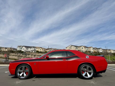 Used 2015 Dodge Challenger SRT Hellcat image 3
