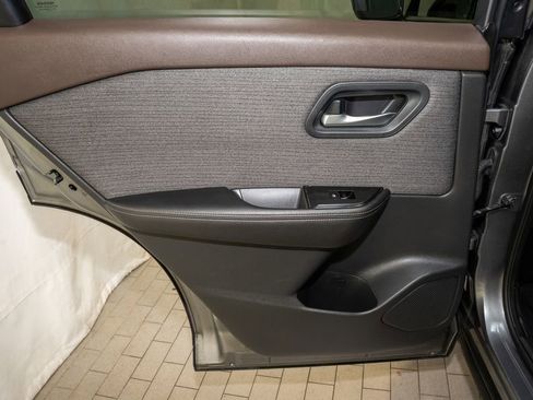 Used 2022 Nissan Rogue SV image 9