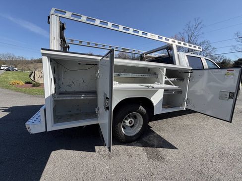 Used 2023 GMC Sierra 3500 Pro w/ Convenience Package image 10
