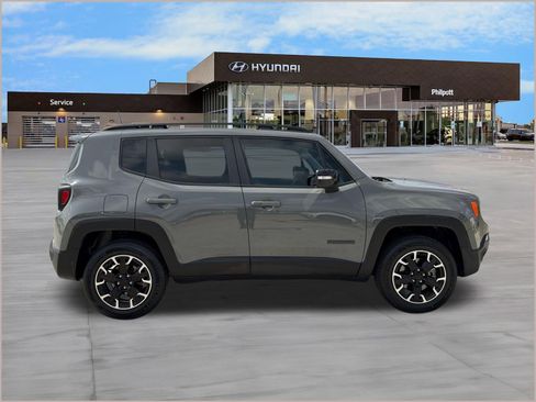 Used 2023 Jeep Renegade Latitude AWD/4WD image 8