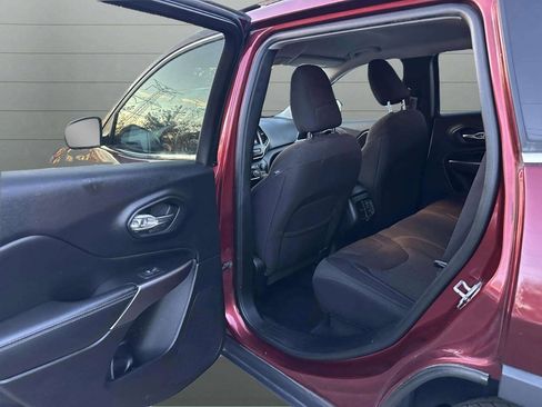 Used 2019 Jeep Cherokee Latitude w/ Popular Appearance Group FWD image 17