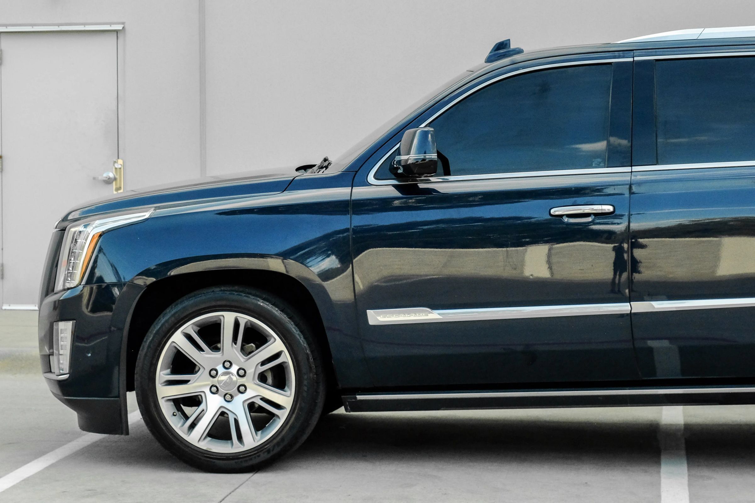 Used 2017 Cadillac Escalade Premium Luxury AWD/4WD image 18