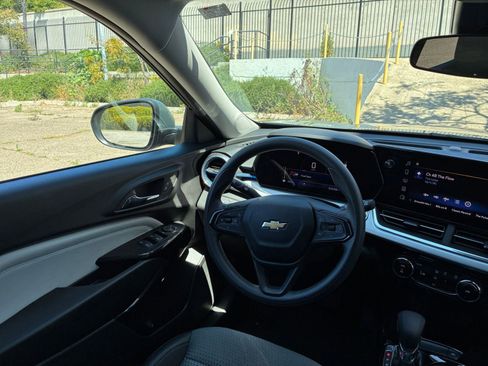 Used 2025 Chevrolet Trax LT image 33