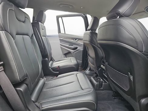 Used 2023 Jeep Grand Cherokee L Limited AWD/4WD image 11