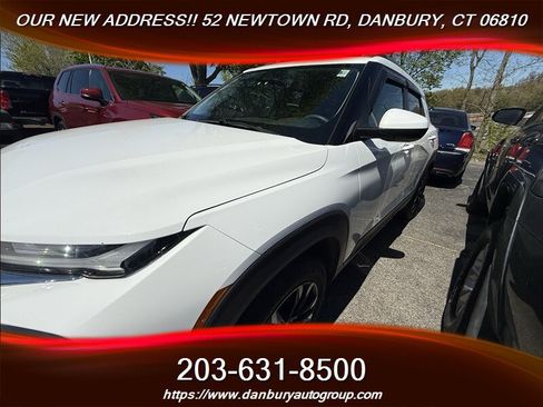 Used 2022 Chevrolet TrailBlazer LT w/ Convenience Package AWD/4WD image 2