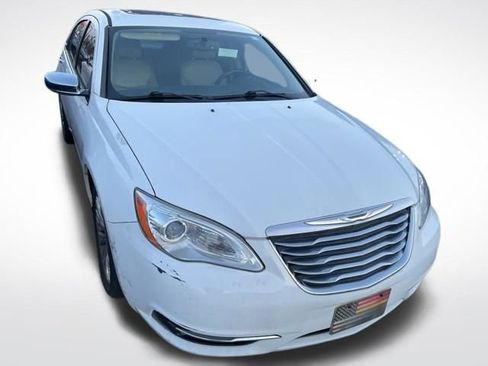 Used 2011 Chrysler 200 Limited image 3