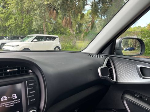 Used 2025 Kia Soul LX w/ LX Technology Package FWD image 35