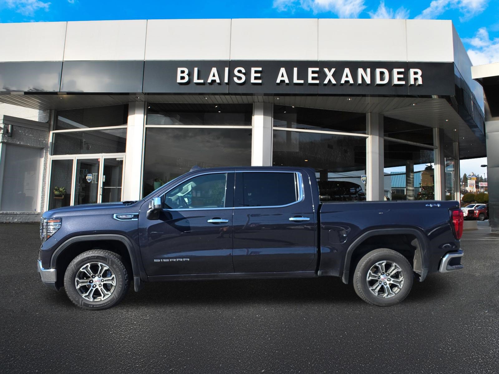 Used 2025 GMC Sierra 1500 SLT AWD/4WD image 7