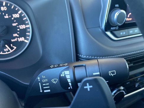 Used 2025 Nissan Rogue S FWD image 28