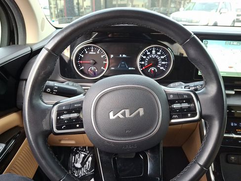Used 2022 Kia Carnival EX image 19