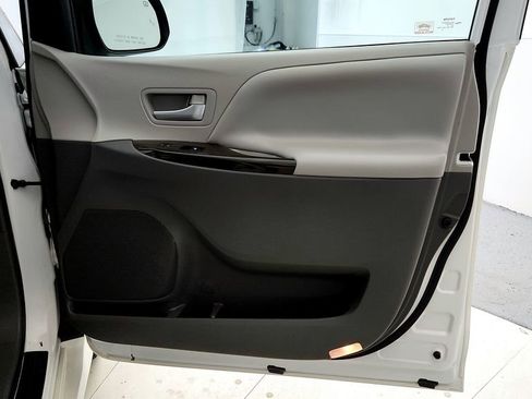 Used 2019 Toyota Sienna XLE w/ XLE Navigation Package AWD/4WD image 18