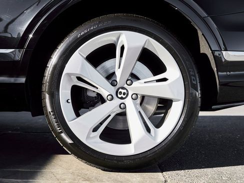 Used 2023 Bentley Bentayga Extended Wheelbase image 18