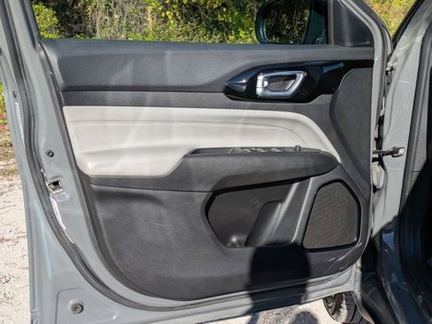 Used 2023 Jeep Compass Limited image 2