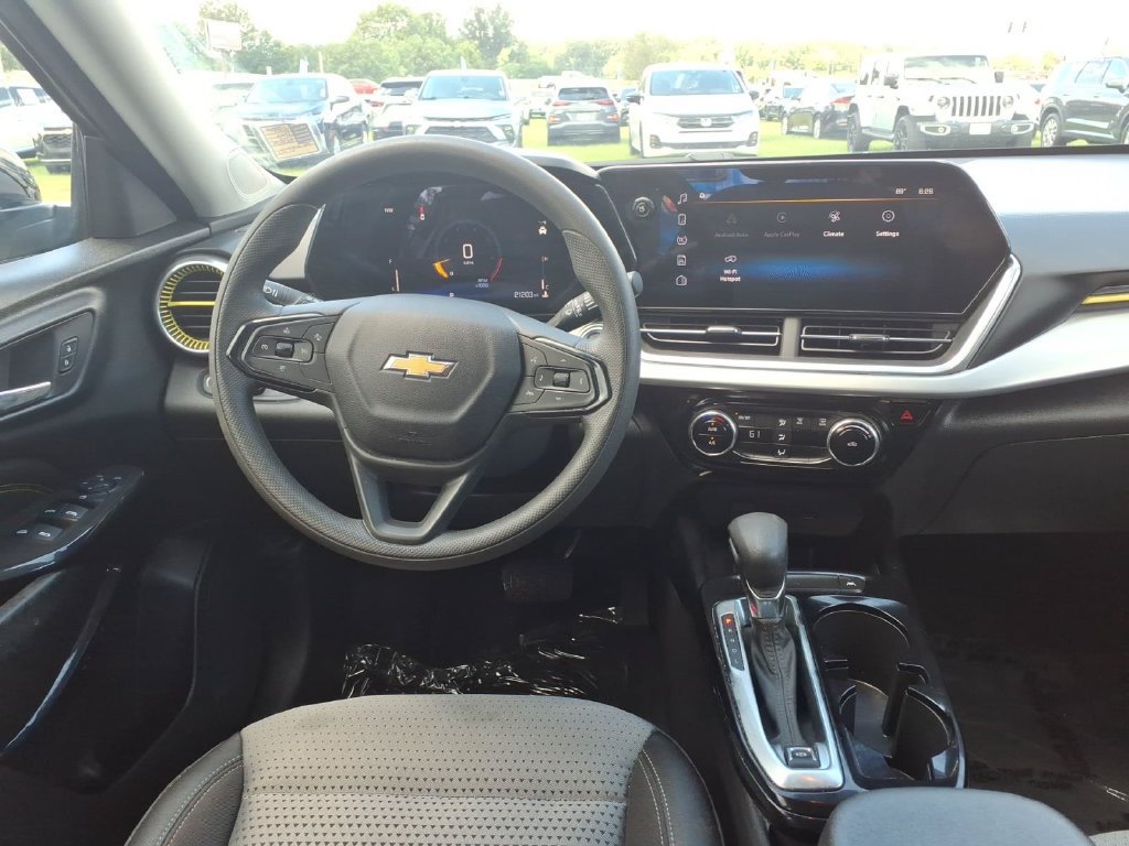 Used 2024 Chevrolet Trax LT FWD image 16
