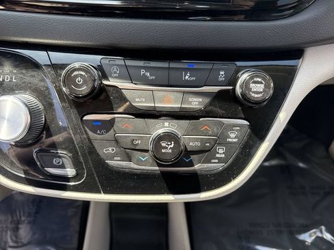 Used 2024 Chrysler Pacifica Touring-L FWD image 18