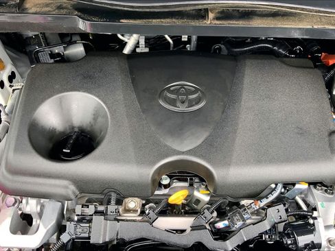 Certified 2024 Toyota Sienna XLE FWD image 32