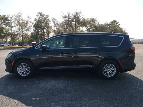 Used 2024 Chrysler Voyager LX image 7