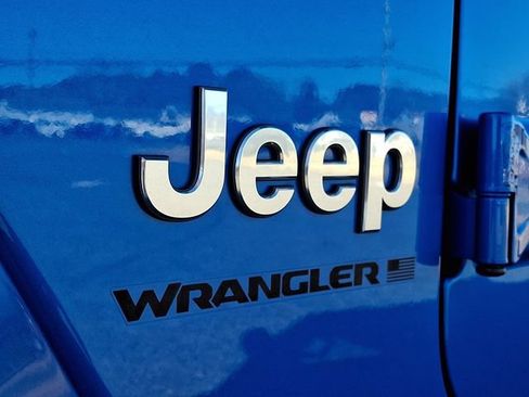 Used 2023 Jeep Wrangler Unlimited Sahara w/ Cold Weather Group AWD/4WD image 30