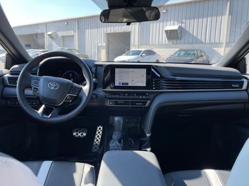 Used 2025 Toyota Camry SE image 32
