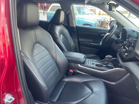 Used 2020 Toyota Highlander XLE image 19