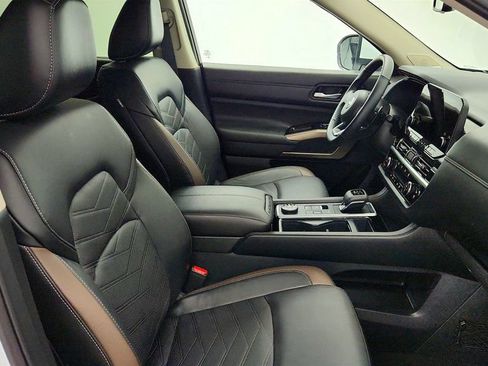 Used 2025 Nissan Pathfinder Platinum AWD/4WD image 26
