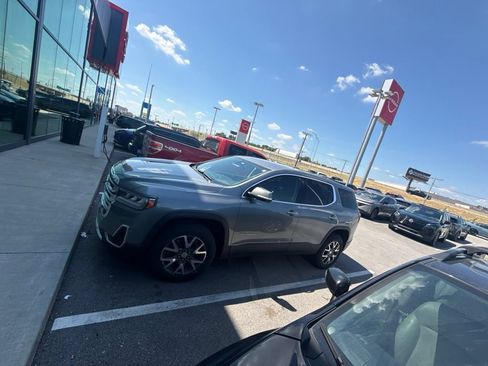 Used 2020 GMC Acadia SLE FWD image 4