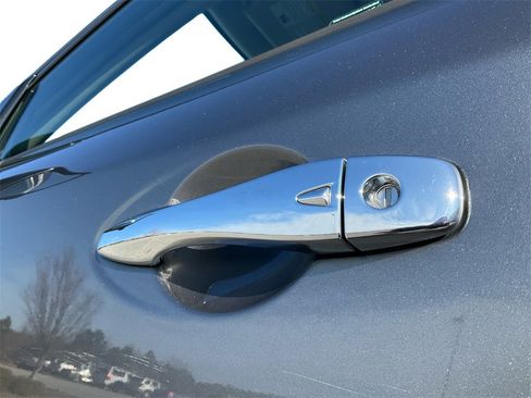 Used 2018 Nissan Pathfinder SL image 18