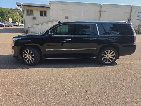 Used 2019 Cadillac Escalade ESV Luxury AWD/4WD image 10