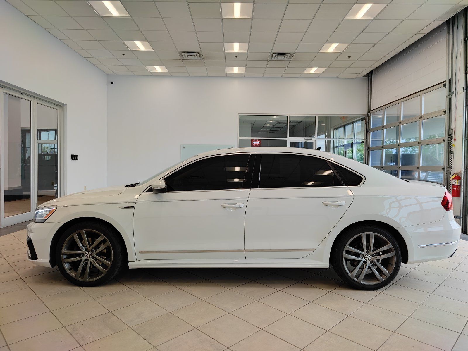 Used 2019 Volkswagen Passat 2.0T SE R-Line FWD image 6