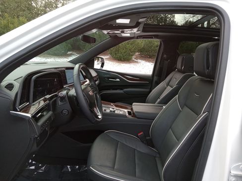 Certified 2024 Cadillac Escalade Premium Luxury image 11