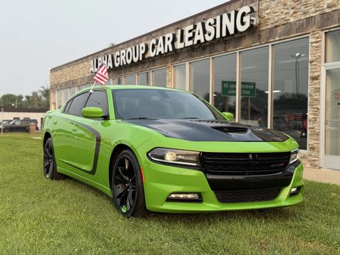 Used 2017 Dodge Charger SXT w/ Plus Group RWD image 2