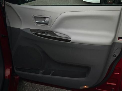 Used 2017 Toyota Sienna XLE w/ XLE Navigation Package FWD image 28