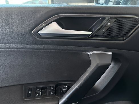 Used 2018 Volkswagen Tiguan SE w/ Panoramic Sunroof Package FWD image 11
